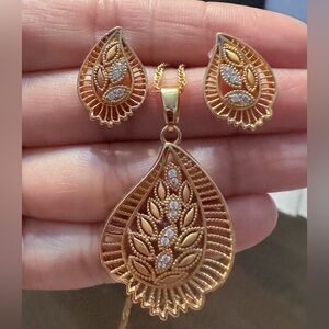 Gold Plated paisley Jewelry Set.. New
